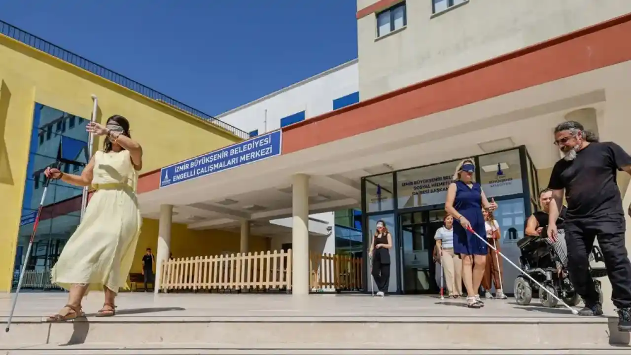 İzmir’de görme engellilere rehberlik edecek personele özel eğitim
