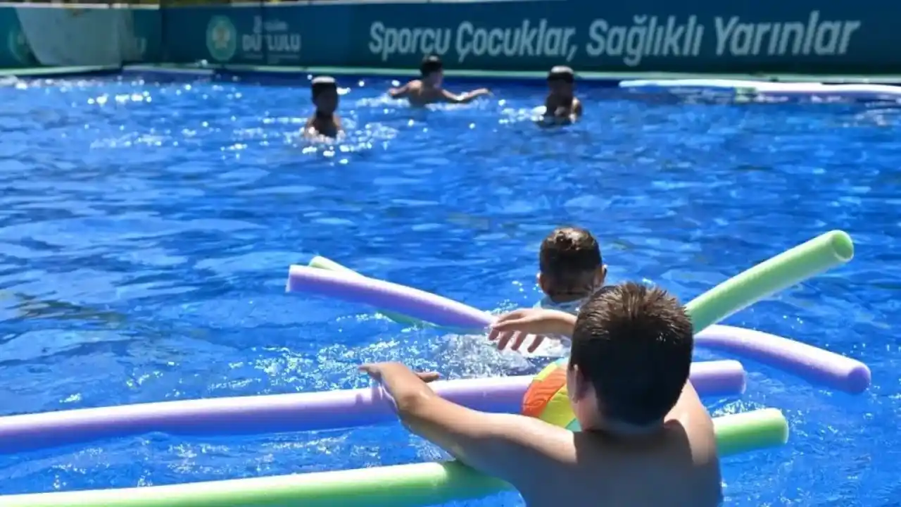 Manisa’da çocuklar hem serinleyecek hem yüzme öğrenecek