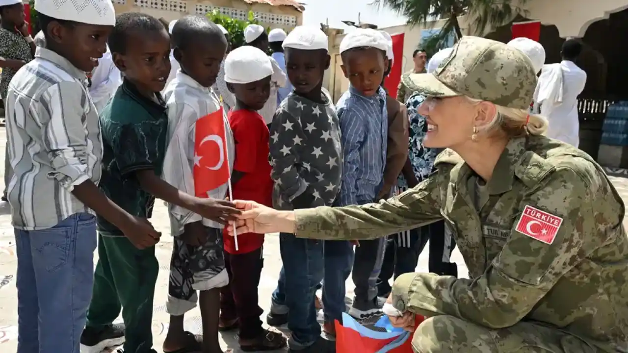 TSK’dan Somali’deki yetim çocuklara gıda ve giyecek desteği