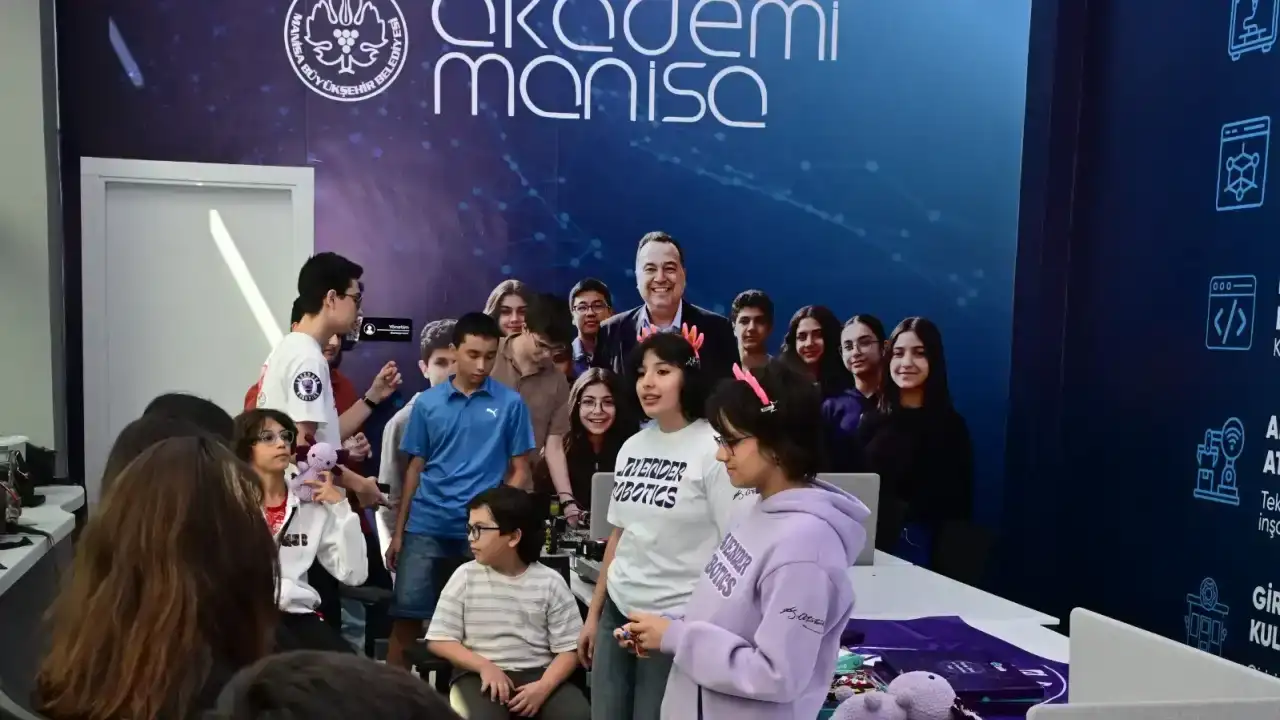 Akademi Manisa’da gençlere robotik deneyimi aktarıldı