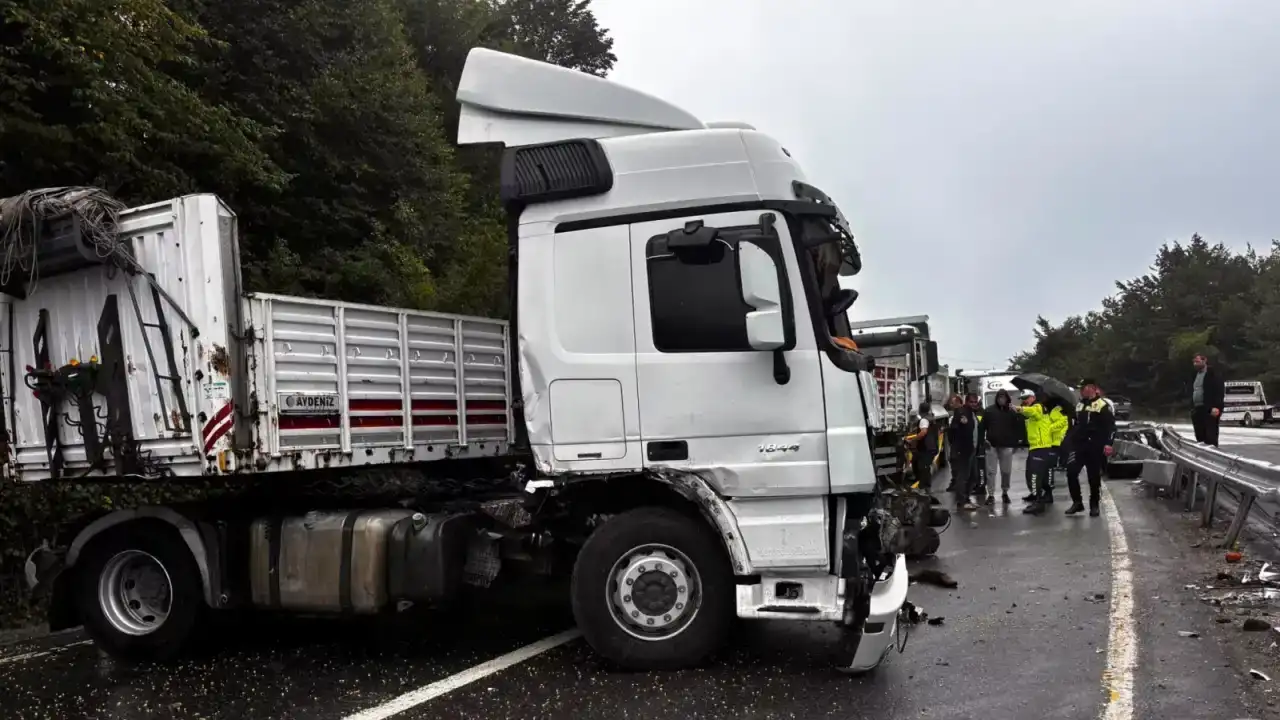 Akçakoca’da tır kazası maddi hasarla atlatıldı