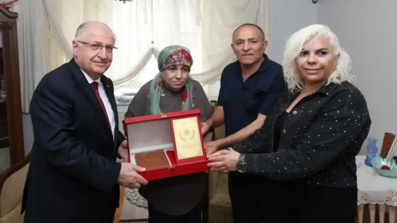 Bakan Güler İstanbul’da şehit ailesini ziyaret etti