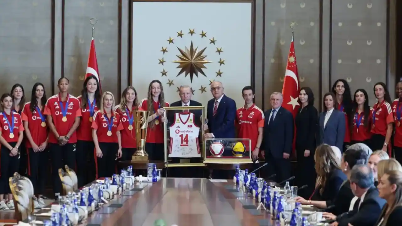 Cumhurbaşkanı Erdoğan, şampiyon voleybolcuları kabul etti