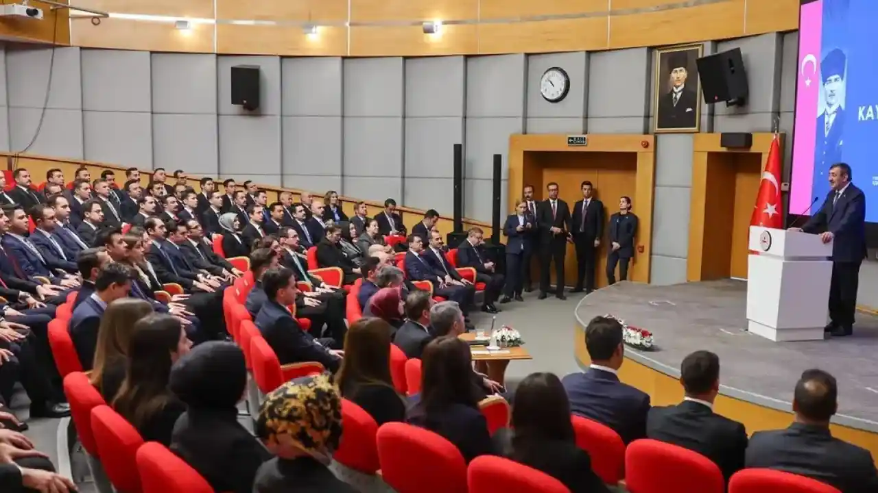Cumhurbaşkanı Yardımcısı Cevdet Yılmaz, kaymakam adaylarıyla buluştu