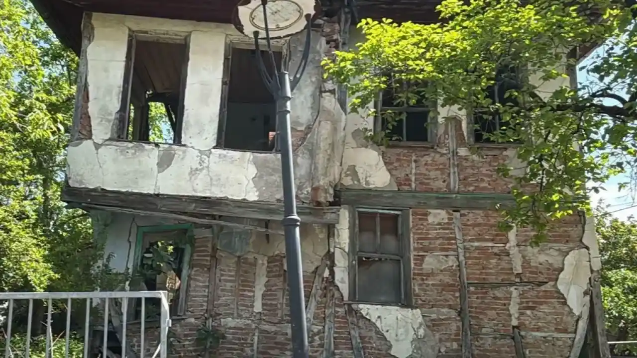 Gölcük’te riskli metruklarda yıkıma devam