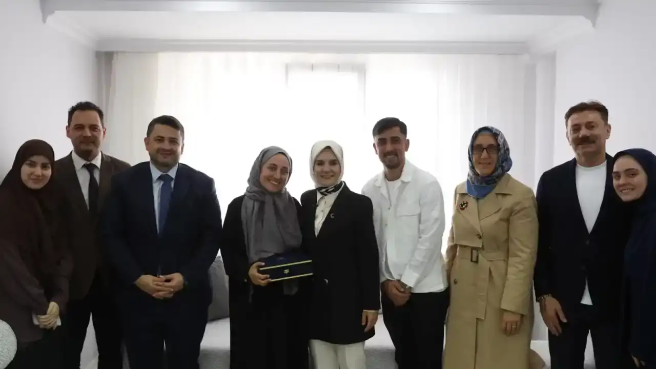 İstanbul Bahçelievler’de Bakan Göktaş, yeni evli çiftin ilk misafiri oldu