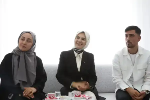 İstanbul Bahçelievler'de Bakan Göktaş, yeni evli çiftin ilk misafiri oldu