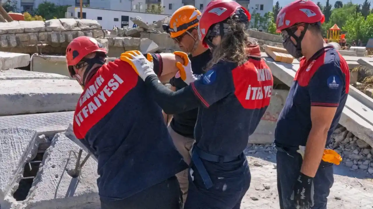 İzmir İtfaiyesi ağır arama kurtarmada güçleniyor