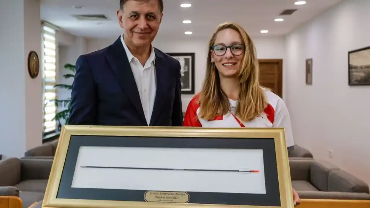 İzmir’de şampiyon okçu Dünya Yenihayat’tan Başkan Tugay’a ziyaret