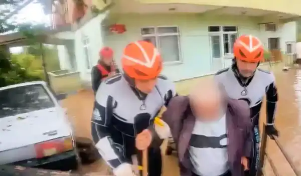 Karasu'da selde mahsur kalan 4 kişi kurtarıldı