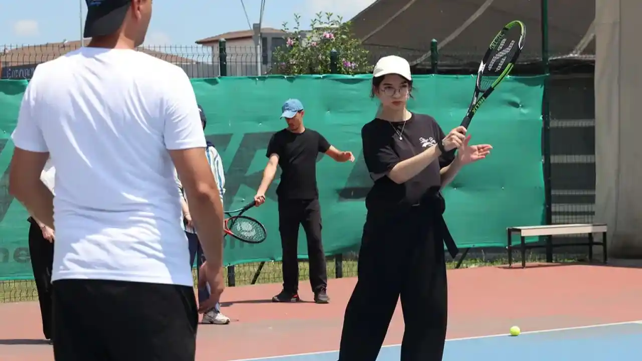 Sakarya’da Sonbahar Spor Okulu’nda tenis heyecanı