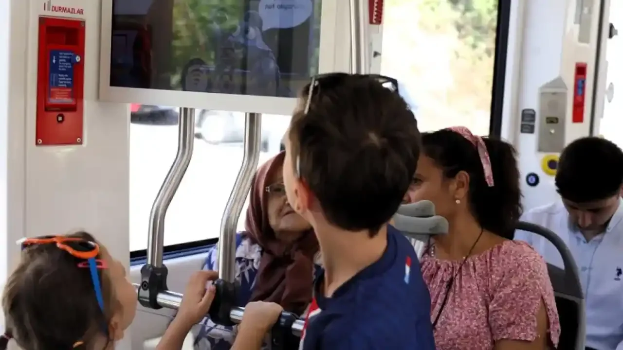 Tramvayda Nezaket Şöleni: Çocuklar Renkli Karakterlerle Öğreniyor