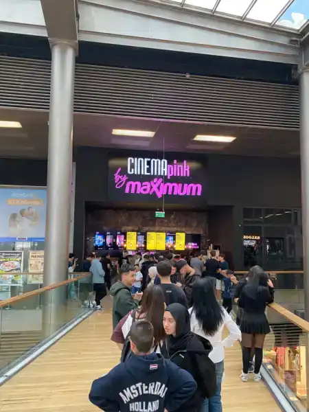 Türkiye genelinde sinema salonları dolup taştı