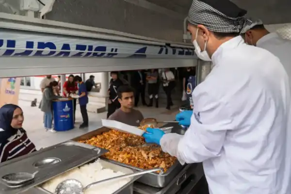 İzmir'de üniversite öğrencilerine sıcak yemek desteği devam ediyor
