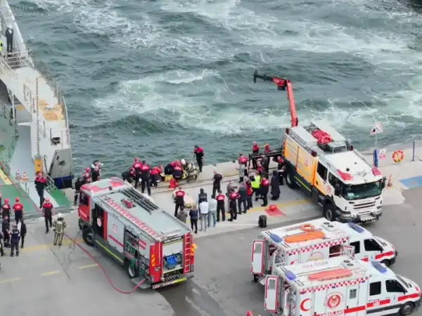 İzmir körfezi'nde vapurda gerçeği aratmayan yangın tatbikatı