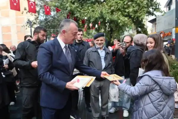 Kocaeli'de asırlık çınarlara asılan binlerce kitap kısa sürede tükendi